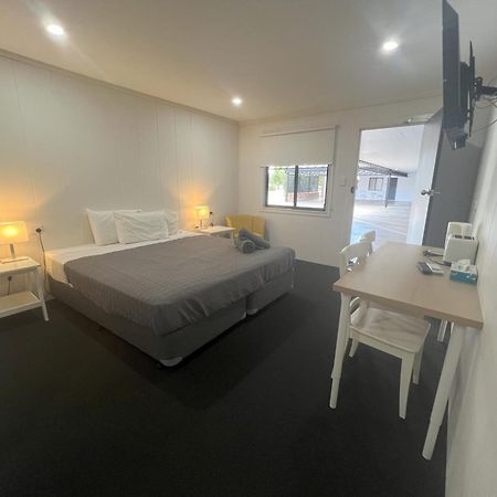 Abajaz Motel-Central-King Bed-Shaded Parking Longreach Exterior photo