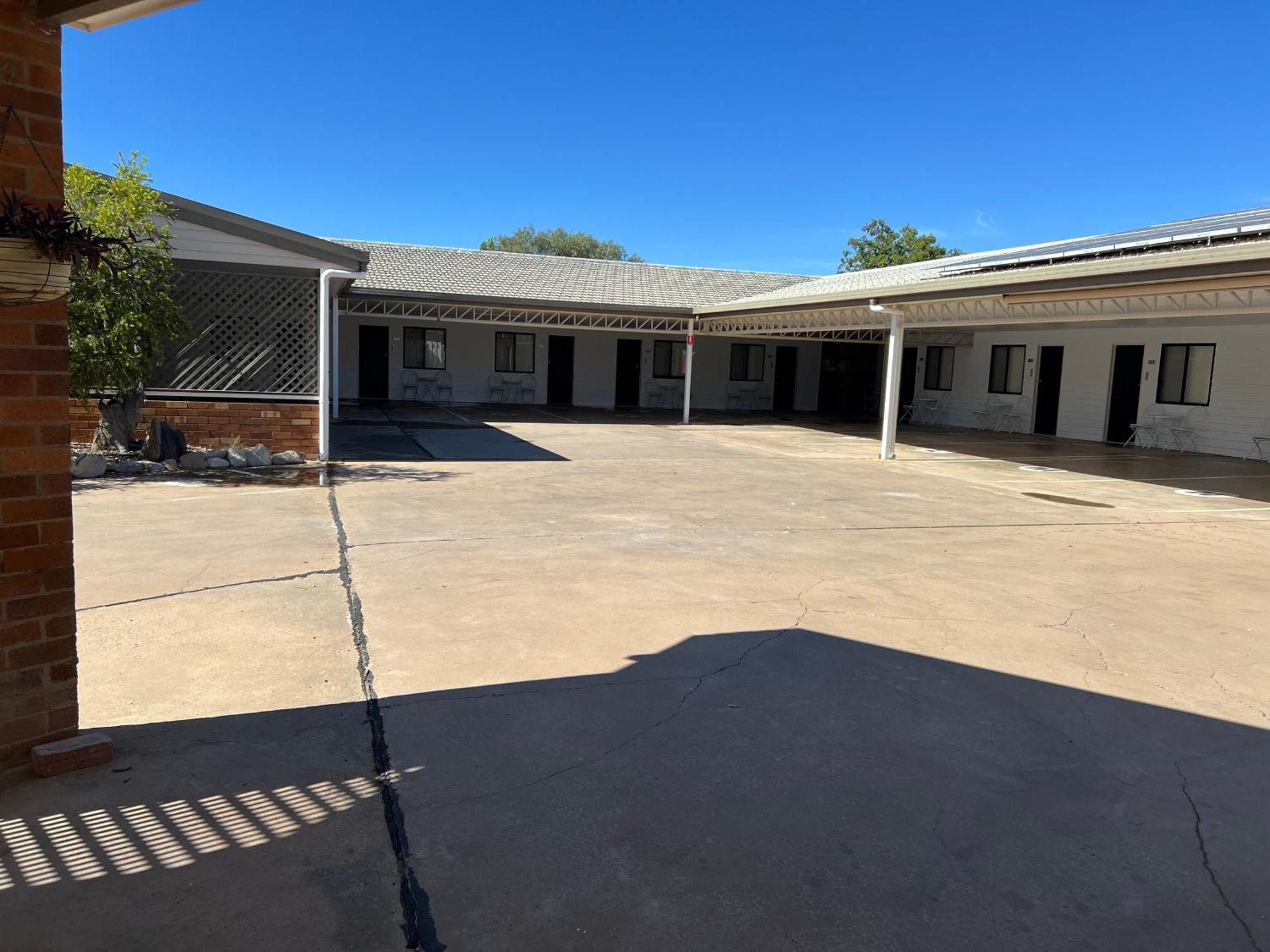 Abajaz Motel-Central-King Bed-Shaded Parking Longreach Exterior photo