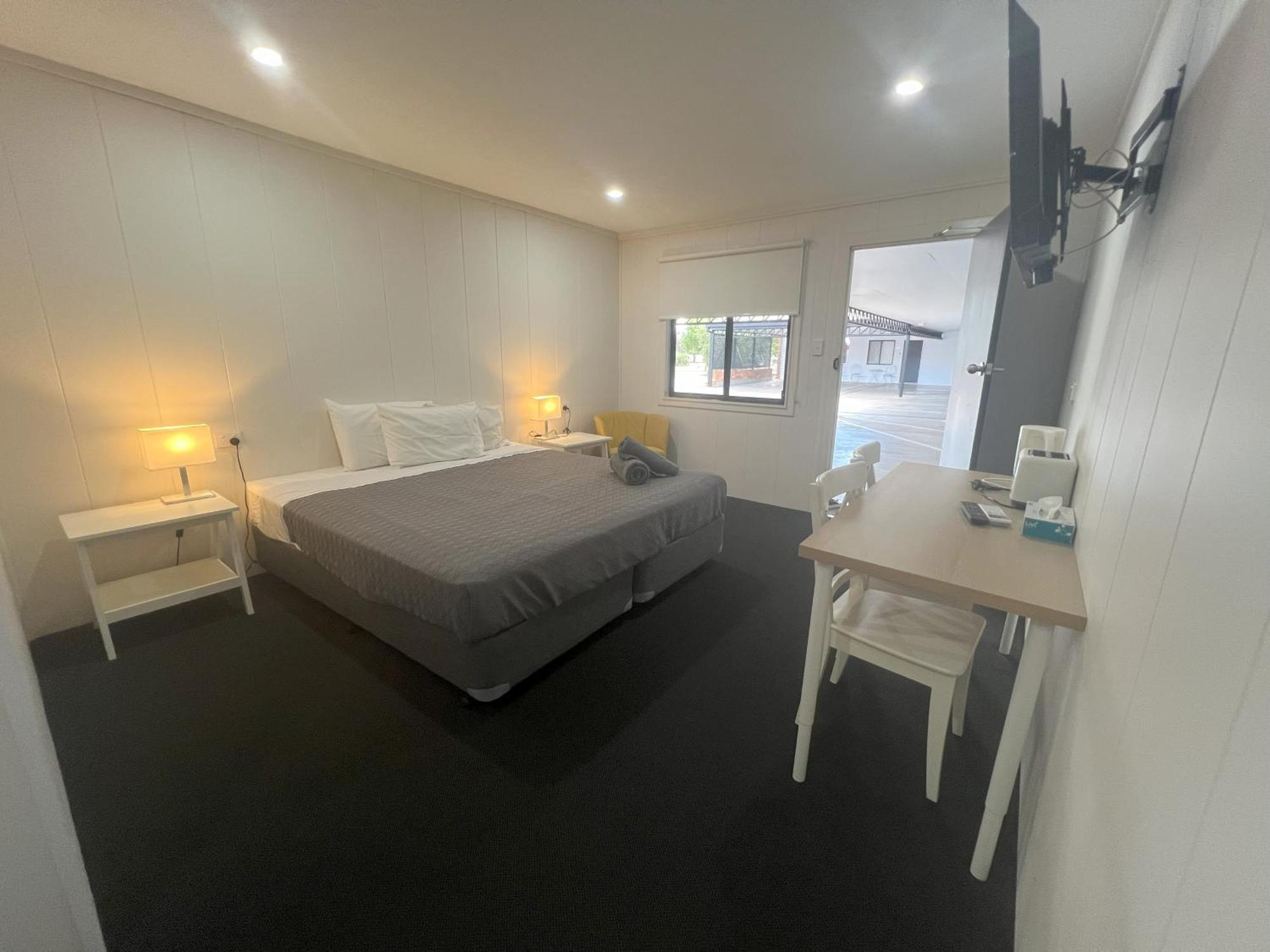 Abajaz Motel-Central-King Bed-Shaded Parking Longreach Exterior photo