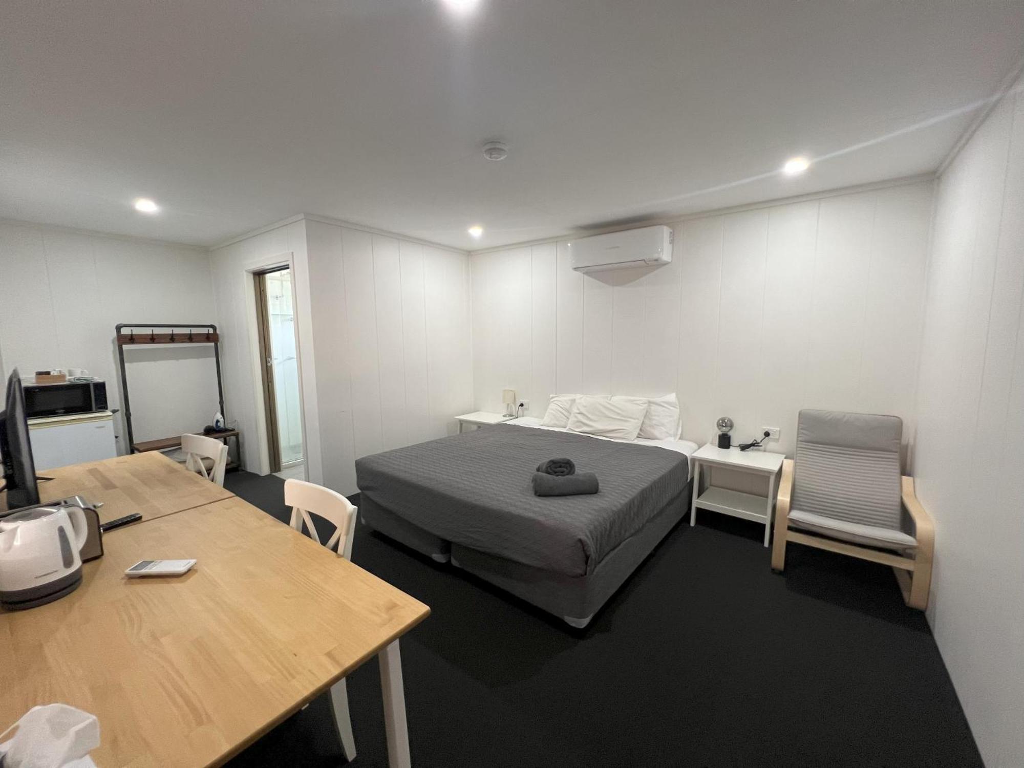 Abajaz Motel-Central-King Bed-Shaded Parking Longreach Exterior photo