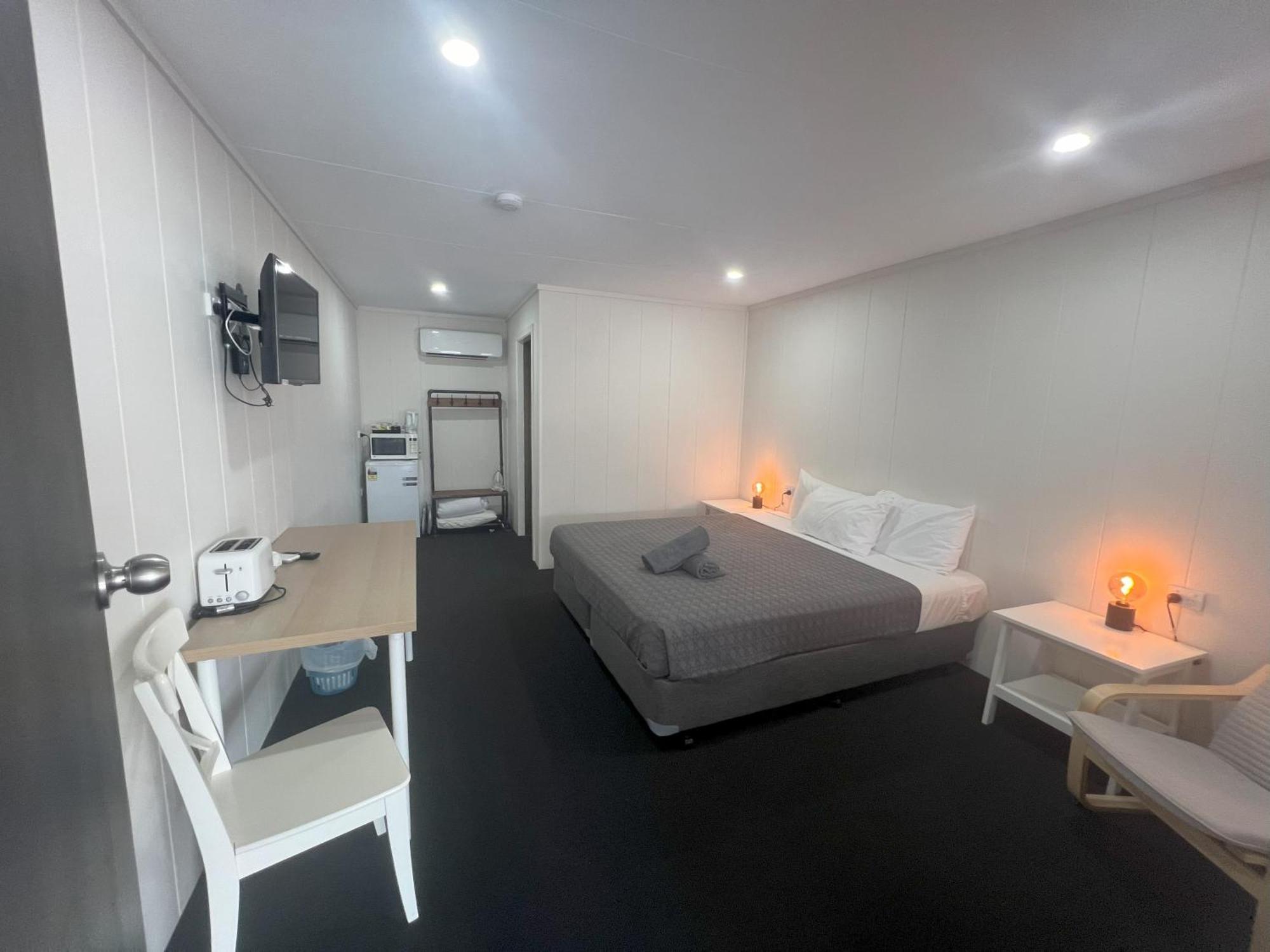Abajaz Motel-Central-King Bed-Shaded Parking Longreach Exterior photo