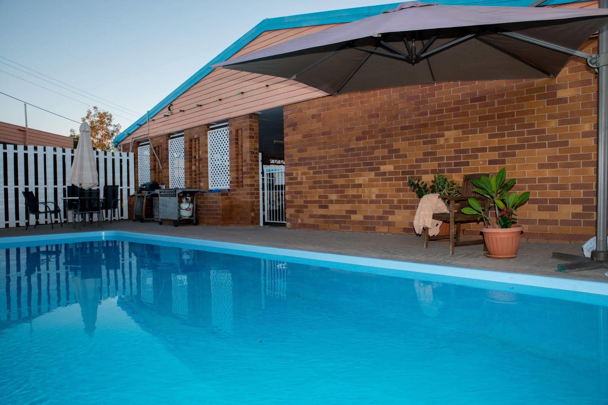 Abajaz Motel-Central-King Bed-Shaded Parking Longreach Exterior photo